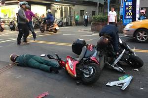 「快醒醒...不要睡著！」嚴重車禍女子倒地 民眾急喊要她恢復意識