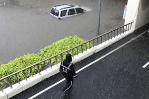 保時捷就是不一樣！她淡定勇闖「淹大水地下道」...水深處車身直接飄移　網：捏一把冷汗 