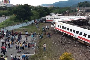 普悠瑪宜蘭脫軌翻覆 釀18死171輕重傷