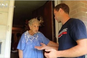 90歲獨居老奶奶被警告再不清理房子環境就要被罰款，幾天後這個男子站在她家門口竟然…