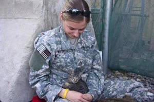 絕對不讓小貓留在戰場！超暖心女軍不僅照顧出生戰地的小貓咪，最後還送給牠一份「超級大禮！」
