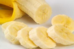 原來香蕉可以是 減肥聖品！ 只要加上另一種東西， 幫你的肚子 瘦3公斤！