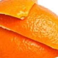 很多人吃完橙子就把皮丟了，卻不知橙子皮還有其他功效！
