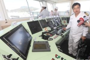 國內首見環保電力油駁船　高雄港啟用