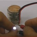 一时找不到电池怎么办？教你一招：用10枚硬币做一节电池，简单实用，真是太棒了！
