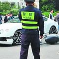 單親媽媽騎電動車撞上2500萬的賓利，車主竟然放棄100萬賠償！原來是因為......