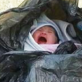 流浪漢在垃圾桶驚見這個「女嬰」救活了她，八年後女嬰竟變成...網友看了全淚崩！！