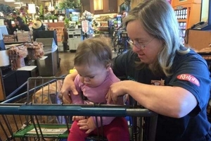 她每次去超市都會選擇同一位收銀員結帳，但這天收銀員竟然繞過櫃檯對她女兒做了一件事…