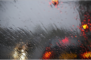  開車遇到大雨看不清楚時，教你一招馬上變清晰！超級實用的生活知識，快轉給身邊朋友看！