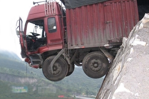 剎車失靈怎麼辦?! 他當下這樣做之後救了自己！重要資訊，轉載一次救人一命！