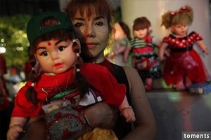 孩子過世後靈魂就住在娃娃裡，父母將娃娃領養回家要餵飯還要給它座位..可怕的事就開始了。。