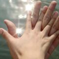 看「雙手交錯握方式」揭開內心世界　注意「你的拇指怎麼放」可以更瞭解自己