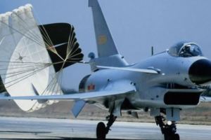 中國戰機為什麼都用減速傘？不是造不出高性能剎車片，是因為太貴了!