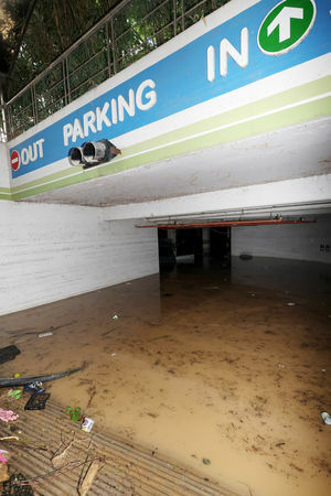 ▲▼洪水與大片淤泥灌進浦項某公寓地下停車場。（圖／達志影像／newscom）