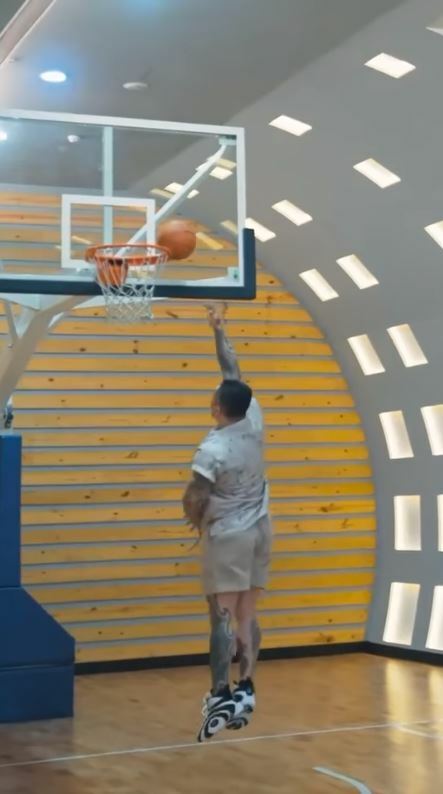 館長打籃球的影片引發關注。（圖／翻攝自館長臉書）