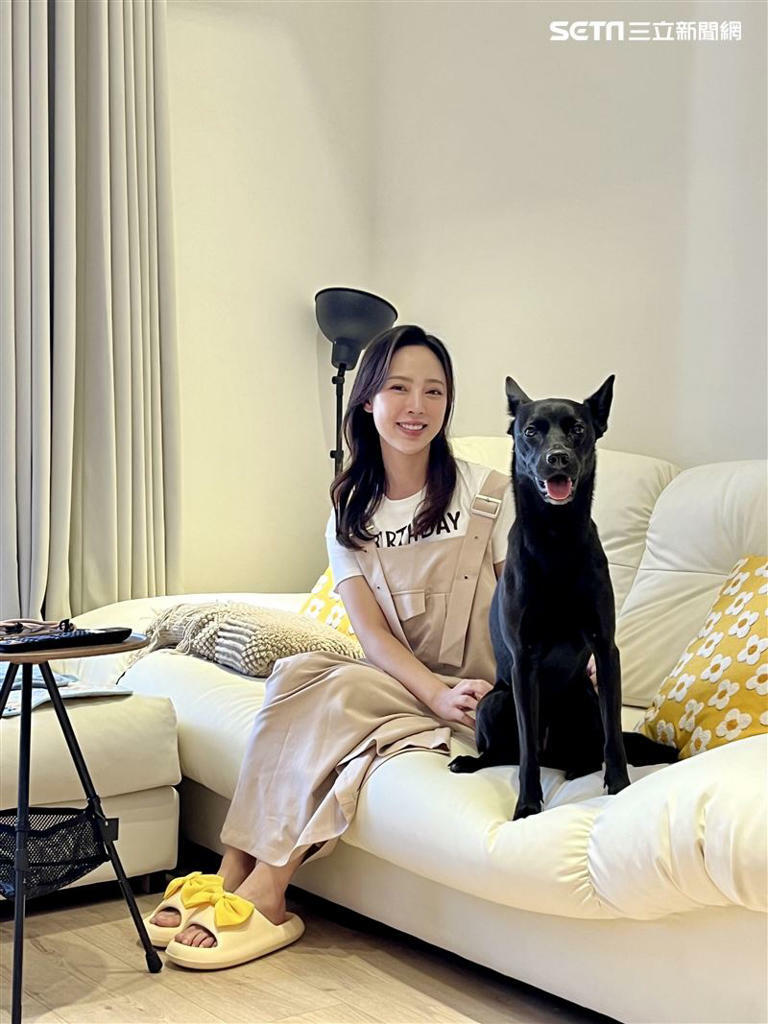 勇兔笑說幾乎是為了愛犬買房。(圖/記者杜沛學攝影) 勇兔笑說幾乎是為了愛犬買房。(圖/記者杜沛學攝影)