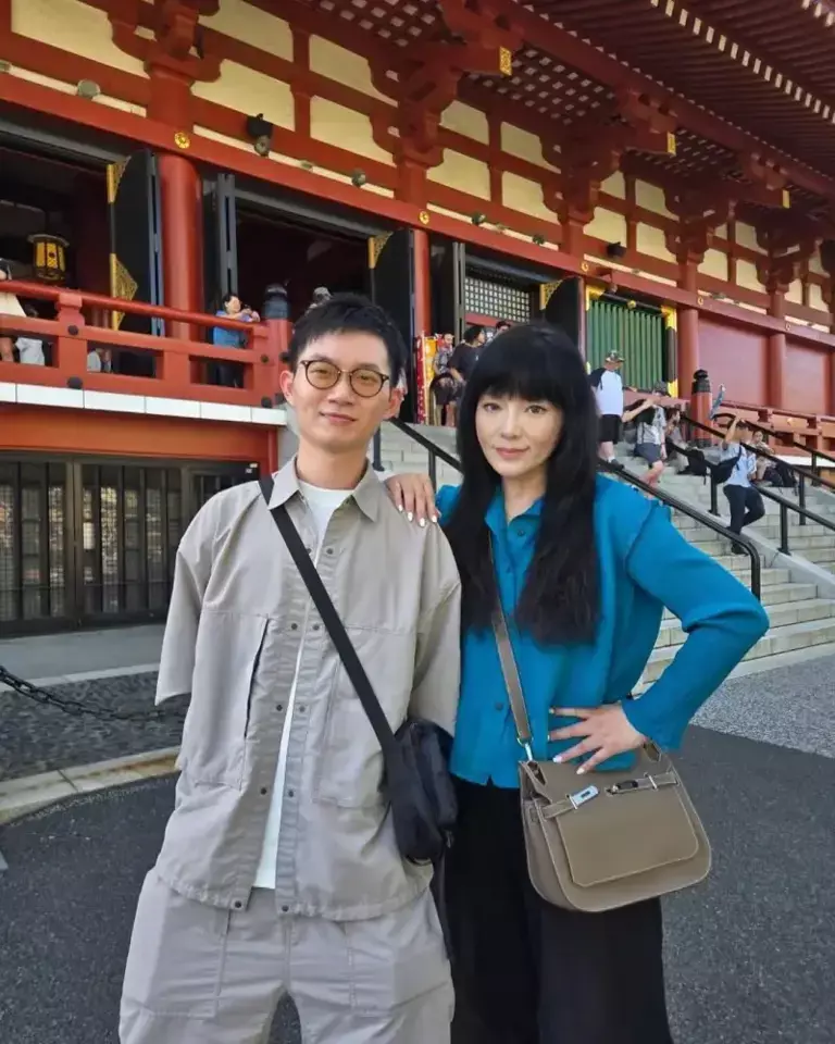 ▲唐綺陽整個人消瘦一圈,圓潤身材變得纖細許多,站在視網膜旁邊更是小鳥依人。(圖/唐綺陽IG) ▲唐綺陽整個人消瘦一圈,圓潤身材變得纖細許多,站在視網膜旁邊更是小鳥依人。(圖/唐綺陽IG)