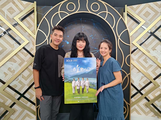 王傳一(左)跟臧芮萱(右)登上「唐綺陽談星室」宣傳《在光裏的人》。(圖/大愛提供) 王傳一(左)跟臧芮萱(右)登上「唐綺陽談星室」宣傳《在光裏的人》。(圖/大愛提供)