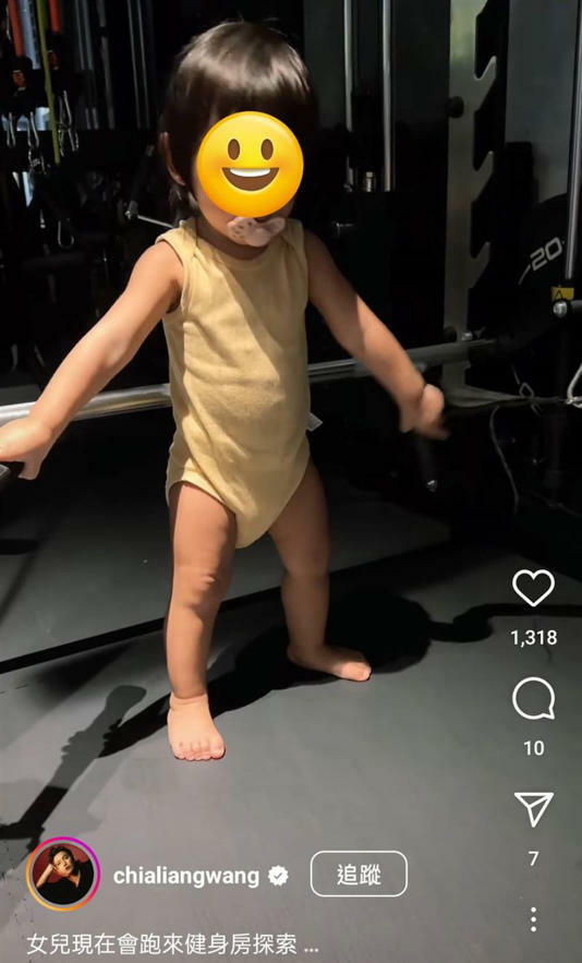 王家梁女兒探索健身房。(圖/翻攝自王家梁IG) 王家梁女兒探索健身房。(圖/翻攝自王家梁IG)