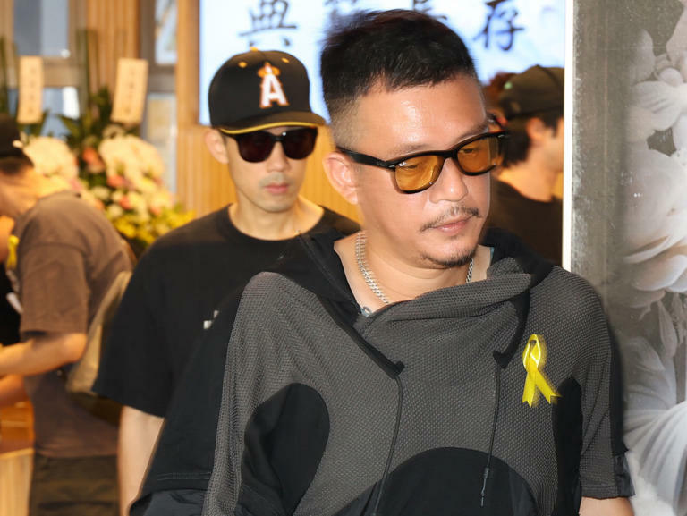 阿Ben前來汪建民告別式,眼眶泛紅不發一語。(圖/陳俊吉攝影) 阿Ben前來汪建民告別式,眼眶泛紅不發一語。(圖/陳俊吉攝影)