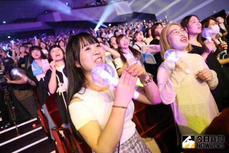 ▲歌迷20多年的回憶被勾起,3000人叫翻天。(圖/記者李政龍攝) ▲歌迷20多年的回憶被勾起,3000人叫翻天。(圖/記者李政龍攝)