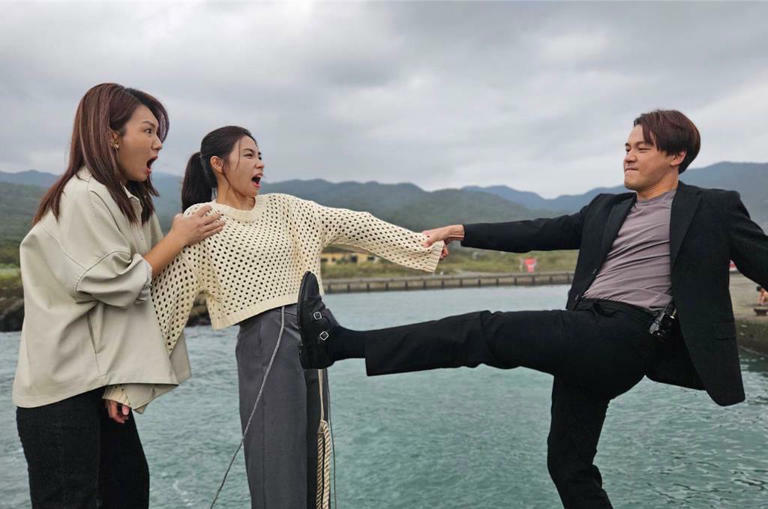 李又汝(左起)、曾智希姐妹互撕,反派黃文星將曾推入海中。(民視提供) 李又汝(左起)、曾智希姐妹互撕,反派黃文星將曾推入海中。(民視提供)