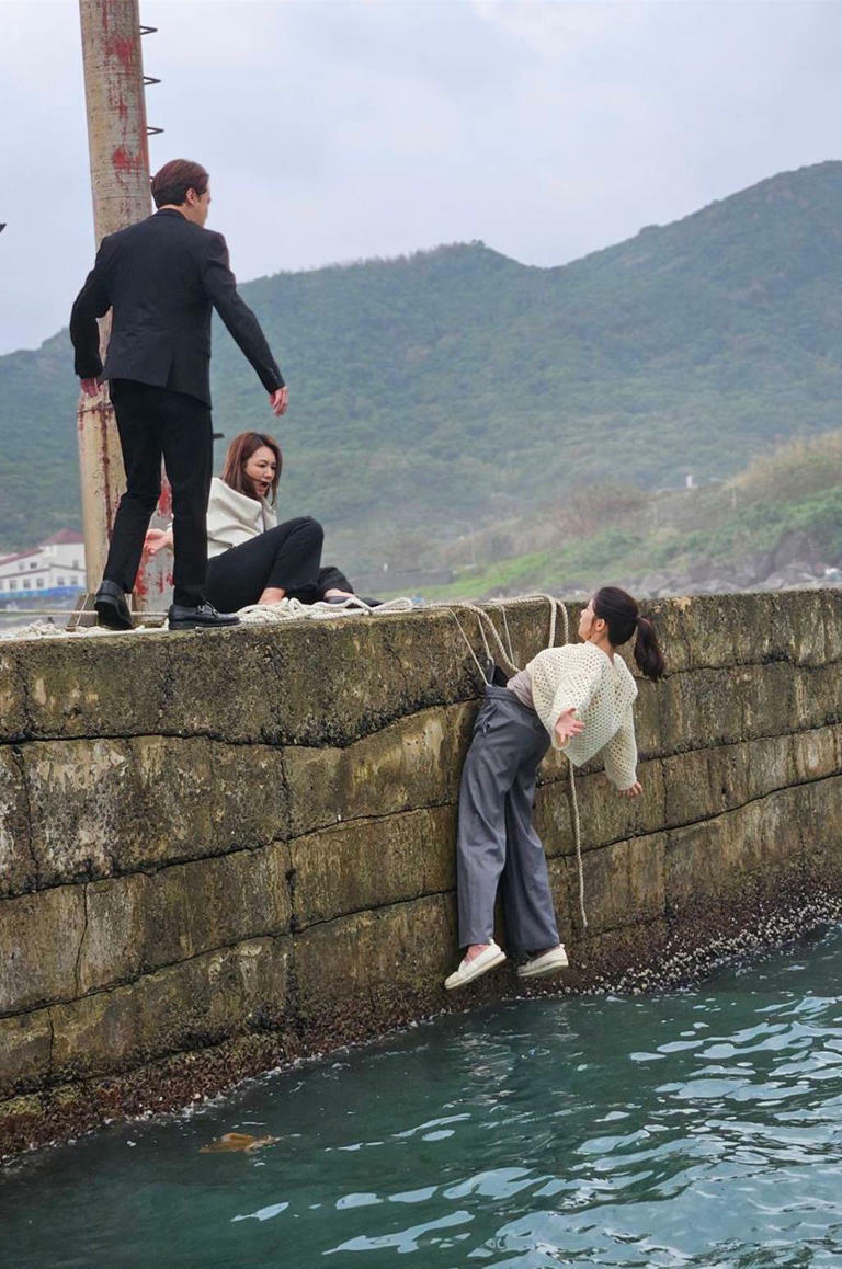 曾智希(最右)落海,劇情掀起高潮。(民視提供) 曾智希(最右)落海,劇情掀起高潮。(民視提供)