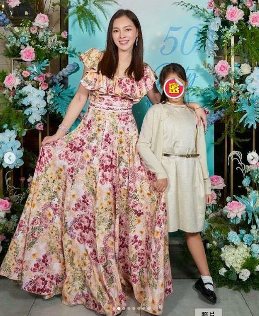 曾馨瑩與郭台銘的小女兒Bella身高已暴風式抽高。(圖/翻攝自IG) 曾馨瑩與郭台銘的小女兒Bella身高已暴風式抽高。(圖/翻攝自IG)