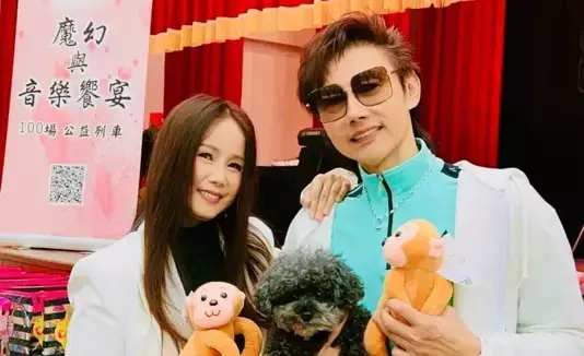 ▲包偉銘(右)帶妻子劉依純(左)、岳母、梁佑南等人一起前往高雄,劉依純唱完歌之後忍不住淚流滿面,包偉銘稱讚老婆:「太會唱!」(圖/翰森娛樂提供) ▲包偉銘(右)帶妻子劉依純(左)、岳母、梁佑南等人一起前往高雄,劉依純唱完歌之後忍不住淚流滿面,包偉銘稱讚老婆:「太會唱!」(圖/翰森娛樂提供)