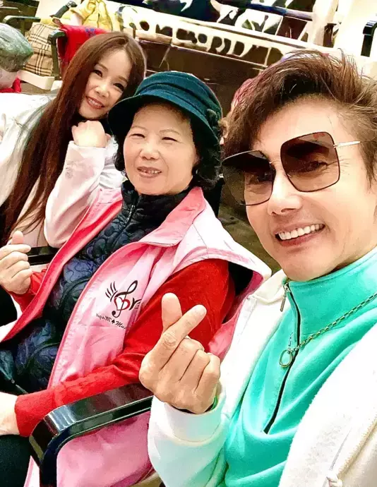 ▲包偉銘(右)和愛妻劉依純帶著岳母前進花蓮做公益,和長者們相見歡,關懷日常生活起居。(圖/翰森娛樂提供) ▲包偉銘(右)和愛妻劉依純帶著岳母前進花蓮做公益,和長者們相見歡,關懷日常生活起居。(圖/翰森娛樂提供)