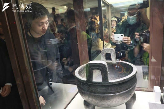 20241130-大陸學生訪問團30日參觀台北故宮博物院,圖為訪問團成員之一的馬龍參觀毛公鼎文物。(柯承惠攝) 20241130-大陸學生訪問團30日參觀台北故宮博物院,圖為訪問團成員之一的馬龍參觀毛公鼎文物。(柯承惠攝)