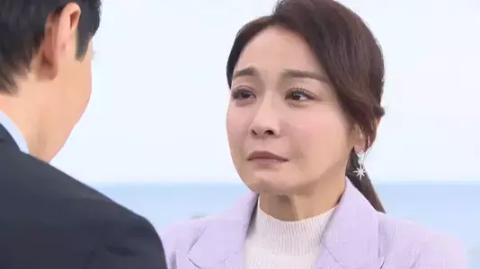 ▲《願望》江祖平飾演的「麗紅」殺了老公的初戀,先是喝毒藥以死相逼,接著假裝自首最後跳崖,是個很激進的人物。(圖/三立提供) ▲《願望》江祖平飾演的「麗紅」殺了老公的初戀,先是喝毒藥以死相逼,接著假裝自首最後跳崖,是個很激進的人物。(圖/三立提供)