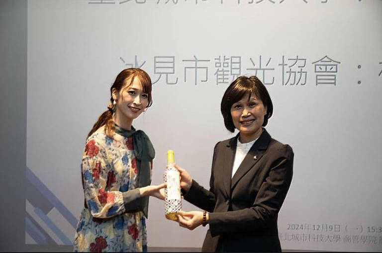 寶塚前首席女星海乃美月蒞臨城市科大 寶塚前首席女星海乃美月蒞臨城市科大
