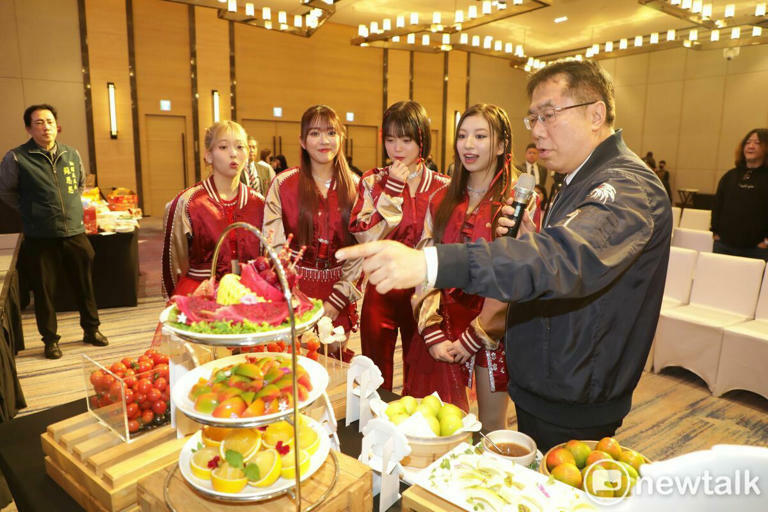 臺南市長黃偉哲今日於大員皇冠酒店媒體見面會迎接@onefive時,特別準備滿滿兩桌美食熱烈歡迎,黃偉哲更打趣表示,臺南美食太多,一輪恐怕吃不完,邀請她們多吃幾輪,反正年輕人消化能力強,多跳幾次「鞠躬舞」就瘦回來了。 圖:台南市政府提供 臺南市長黃偉哲今日於大員皇冠酒店媒體見面會迎接@onefive時,特別準備滿滿兩桌美食熱烈歡迎,黃偉哲更打趣表示,臺南美食太多,一輪恐怕吃不完,邀請她們多吃幾輪,反正年輕人消化能力強,多跳幾次「鞠躬舞」就瘦回來了。 圖:台南市政府提供