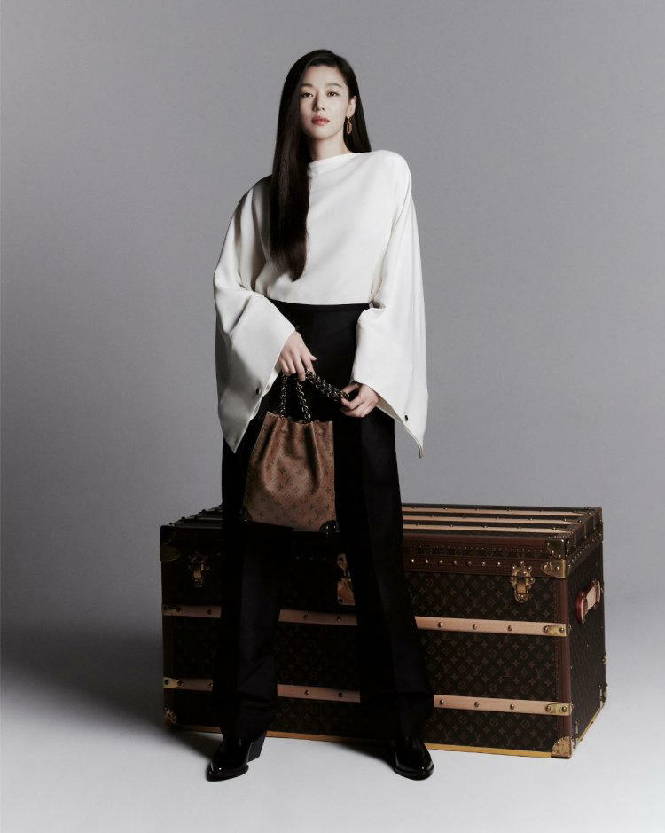LV家族成員再+1!韓劇女王「全智賢」成為新任 Louis Vuitton 大使 LV家族成員再+1!韓劇女王「全智賢」成為新任 Louis Vuitton 大使