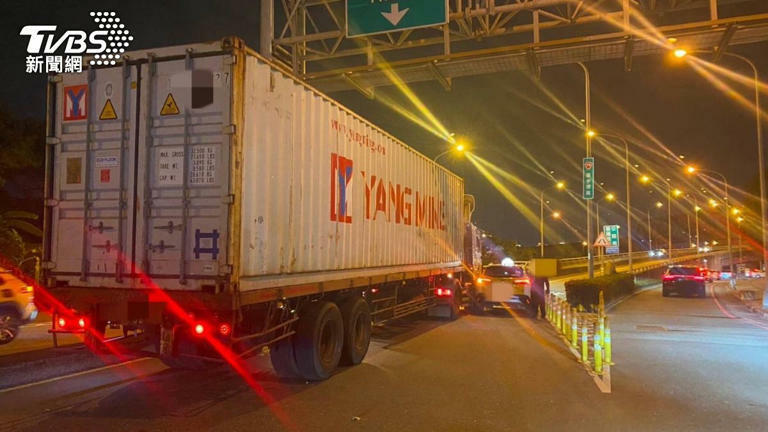 只見計程車被卡在聯結車與護欄中間,車輛動彈不得。(圖/TVBS) 只見計程車被卡在聯結車與護欄中間,車輛動彈不得。(圖/TVBS)