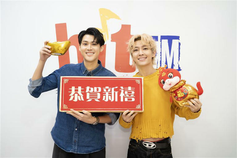 炎亞綸、李玉璽(右)跟聽眾朋友們拜年。(圖/Hit Fm聯播網) 炎亞綸、李玉璽(右)跟聽眾朋友們拜年。(圖/Hit Fm聯播網)