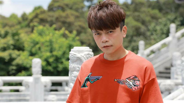 蔡阿嘎遭到員工蘿拉背叛。(圖/翻攝臉書) 蔡阿嘎遭到員工蘿拉背叛。(圖/翻攝臉書)