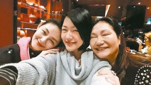 大S、小S、徐媽感情非常好。(圖/翻攝自臉書) 大S、小S、徐媽感情非常好。(圖/翻攝自臉書)