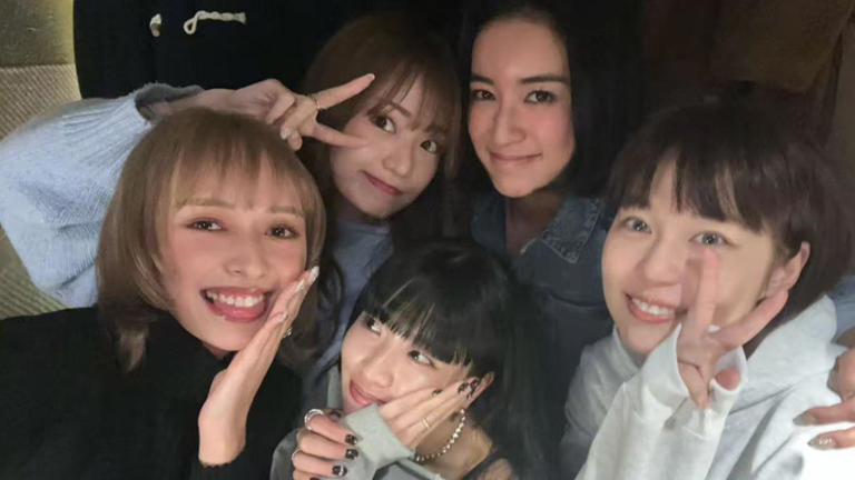 華承妍和昔日Def Wil成員合體,隊長Rei(後排右二)將結婚。(圖/萬力達娛樂提供) 華承妍和昔日Def Wil成員合體,隊長Rei(後排右二)將結婚。(圖/萬力達娛樂提供)