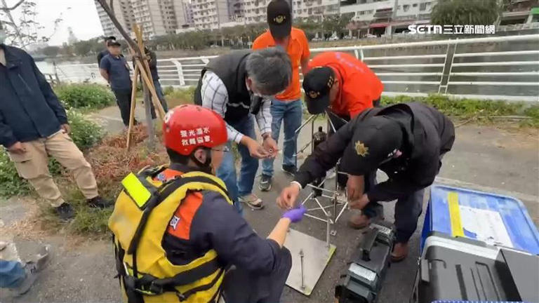 專案小組找來中山大學海環暨工程系退休的副教授田文敏出動「機械式探索聲納」,藉此找尋更多線索。(圖/翻攝畫面) 專案小組找來中山大學海環暨工程系退休的副教授田文敏出動「機械式探索聲納」,藉此找尋更多線索。(圖/翻攝畫面)