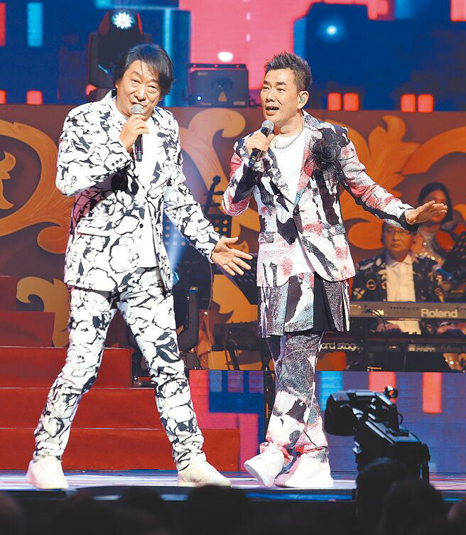 任賢齊(右)、九孔22日同台對唱,默契十足。(范揚光攝) 任賢齊(右)、九孔22日同台對唱,默契十足。(范揚光攝)