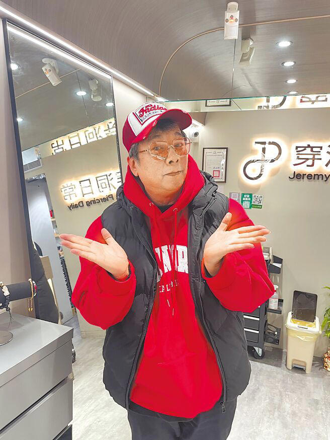 曹西平相當熱愛現在的顧店生活,對於演藝圈已沒有嚮往。(謝采恩攝) 曹西平相當熱愛現在的顧店生活,對於演藝圈已沒有嚮往。(謝采恩攝)