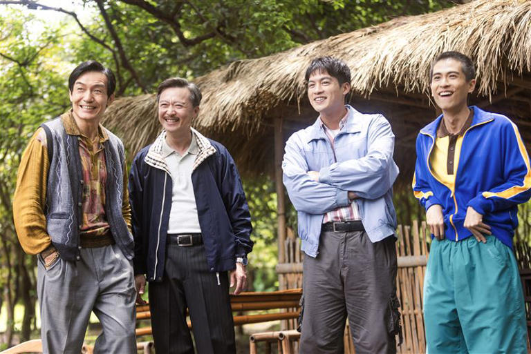 電影即將在鎮上開拍,吸引許多鎮民(左起霍正奇、何豪傑、許孟哲、石知田)好奇圍觀。(圖/公視台語台、華視提供) 電影即將在鎮上開拍,吸引許多鎮民(左起霍正奇、何豪傑、許孟哲、石知田)好奇圍觀。(圖/公視台語台、華視提供)
