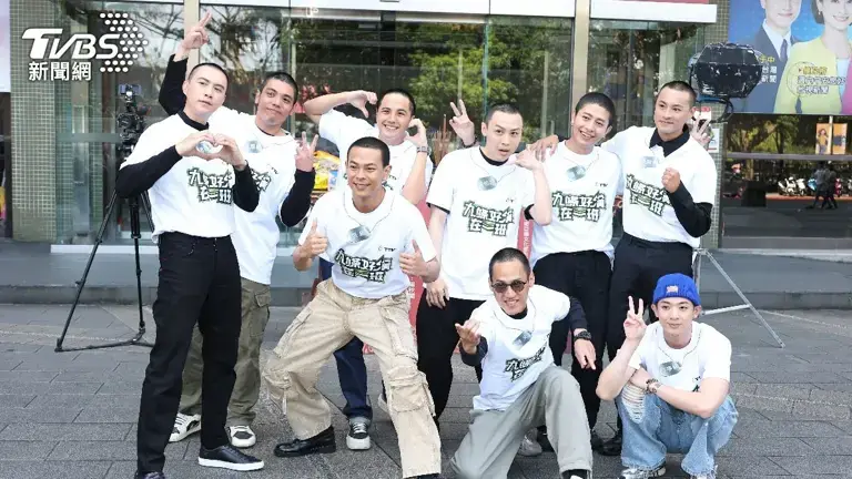 孫其君(上排最右)透露靠家教和外送拚一點能月收6位數。(圖/張哲鳴攝) 孫其君(上排最右)透露靠家教和外送拚一點能月收6位數。(圖/張哲鳴攝)