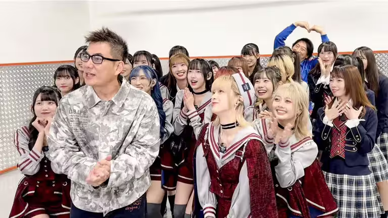 任賢齊(左)演唱〈對面的女孩看過來〉時邀請AKB48 Team TP一起上台。(好言娛樂提供) 任賢齊(左)演唱〈對面的女孩看過來〉時邀請AKB48 Team TP一起上台。(好言娛樂提供)