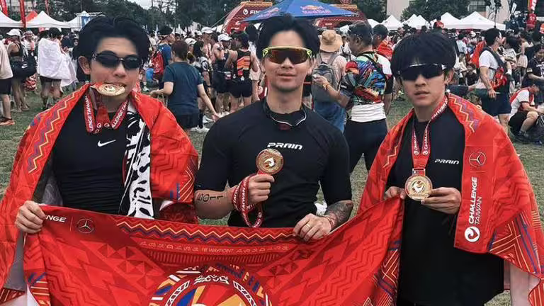 高爾宣與藝人好友林可綸(右)、PIZZALI(左)一起參加三鐵賽。(圖/翻攝自高爾宣IG) 高爾宣與藝人好友林可綸(右)、PIZZALI(左)一起參加三鐵賽。(圖/翻攝自高爾宣IG)
