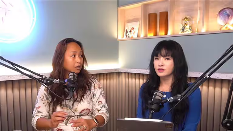 唐綺陽(右)合體「靈媒媽媽」Ruowen Huang。(圖/翻攝自唐綺陽YouTube) 唐綺陽(右)合體「靈媒媽媽」Ruowen Huang。(圖/翻攝自唐綺陽YouTube)