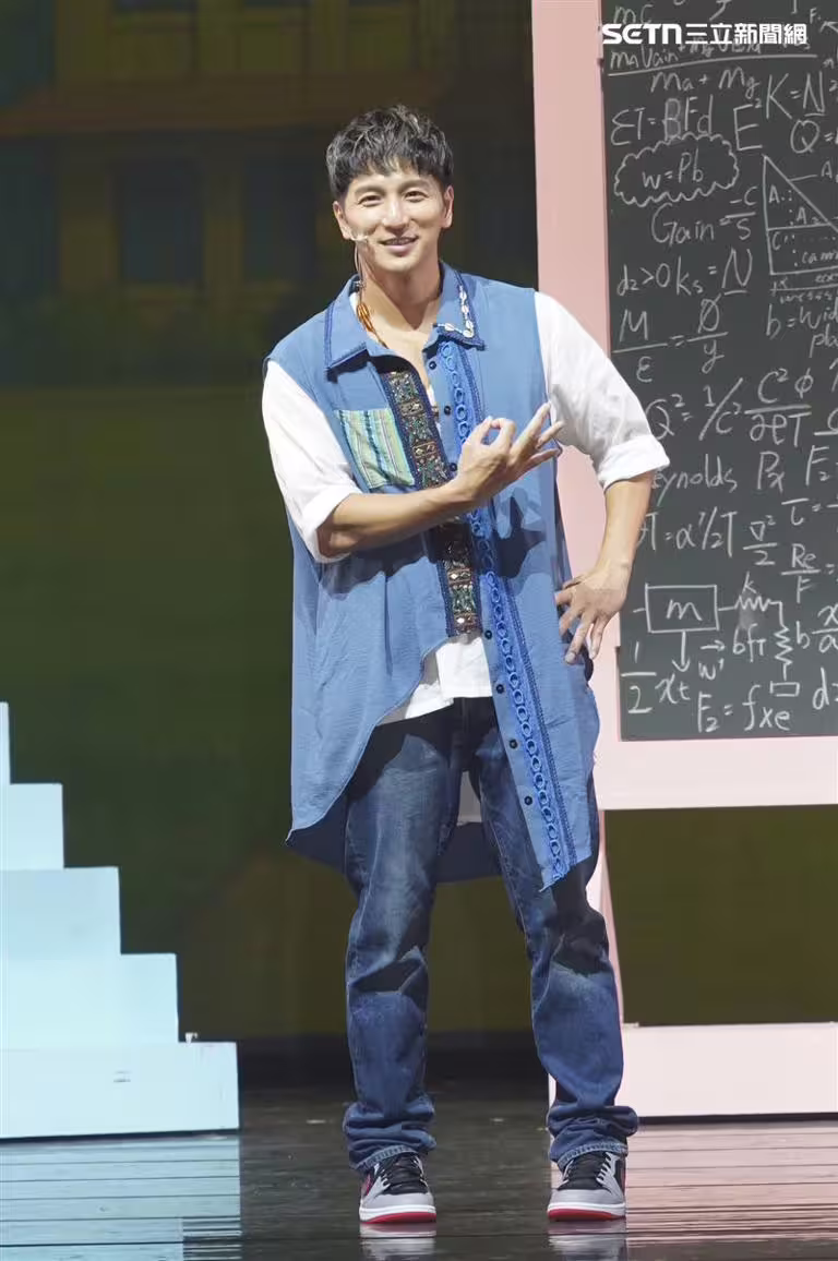 從《模范棒棒堂》出道的「小煜」楊奇煜近日參演音樂劇,透露自己這一個月來,幾乎都在忙排戲,讓老婆自嘲像是單親媽媽。(圖/記者趙于瑩攝影) 從《模范棒棒堂》出道的「小煜」楊奇煜近日參演音樂劇,透露自己這一個月來,幾乎都在忙排戲,讓老婆自嘲像是單親媽媽。(圖/記者趙于瑩攝影)