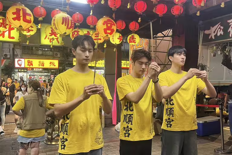毛祁生(左起)、朴靖恆、徐瑋澤求神保佑。(圖/海王天璽提供) 毛祁生(左起)、朴靖恆、徐瑋澤求神保佑。(圖/海王天璽提供)